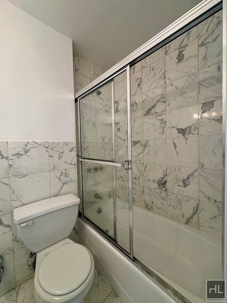 East 85 Street - Photo 7