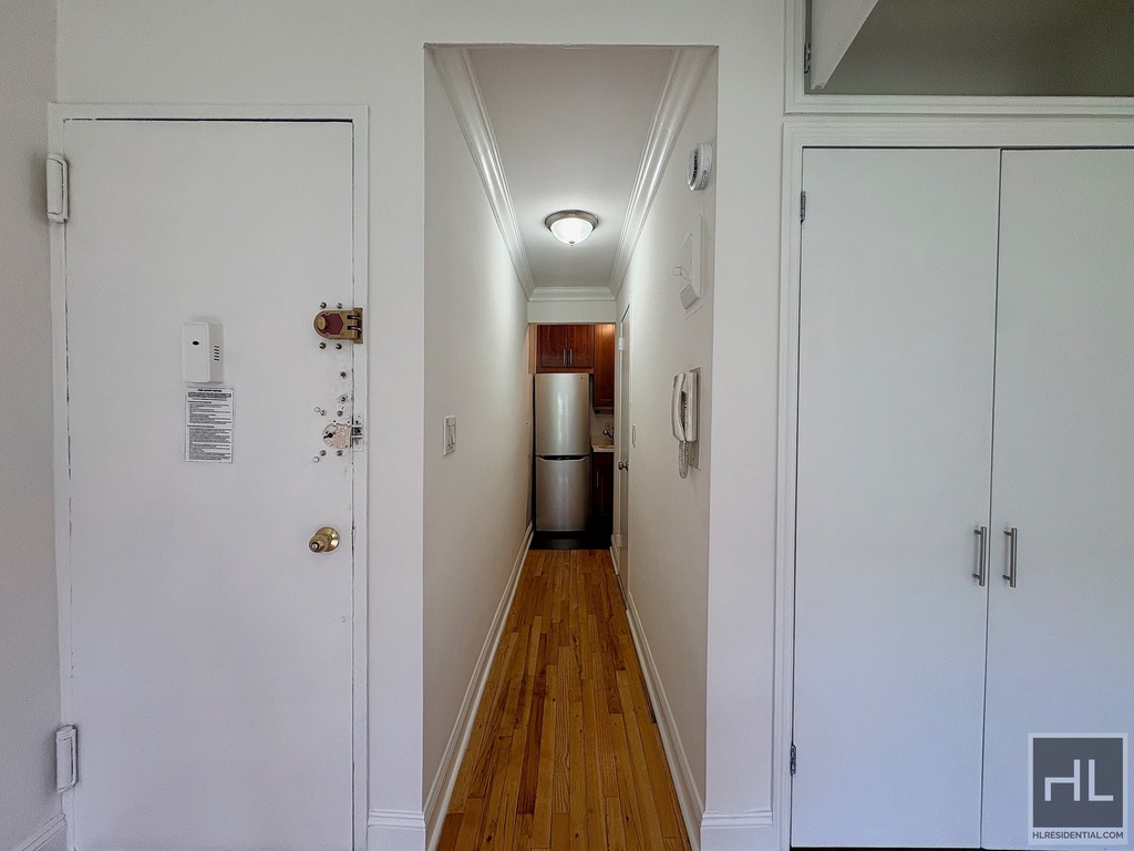 East 85 Street - Photo 4