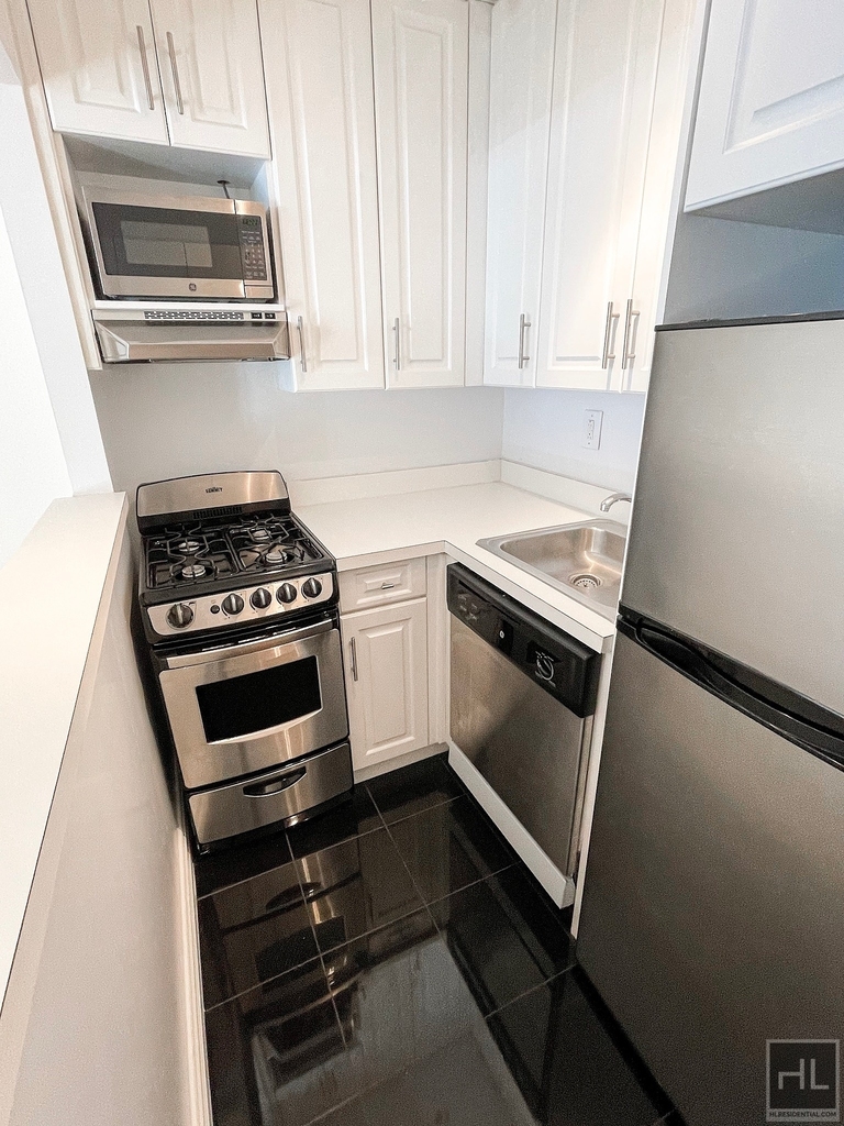East 83 Street - Photo 2
