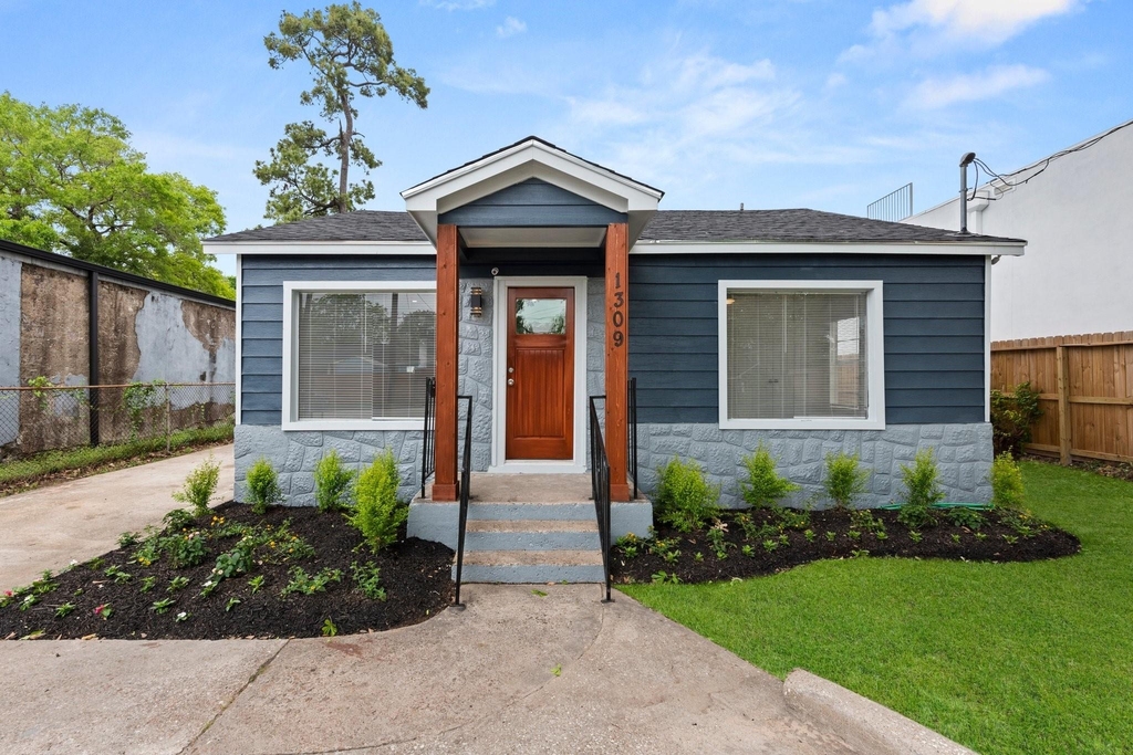 1309 Bragg Street - Photo 0