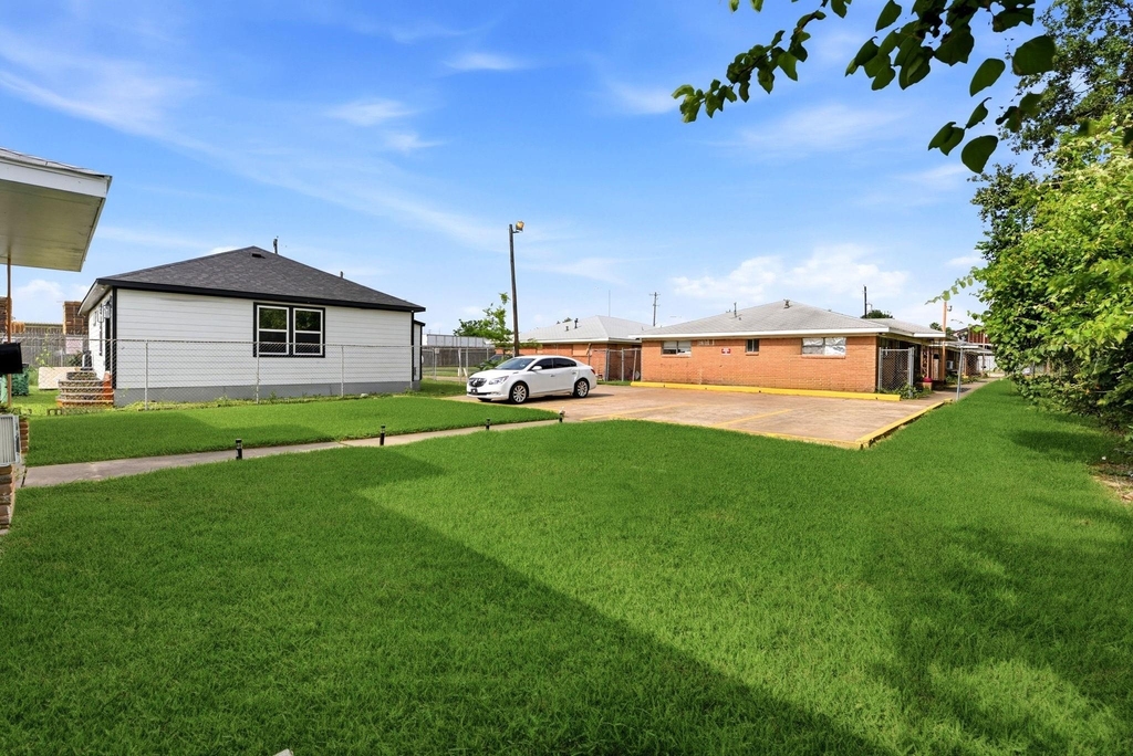 3406 E Lockwood Drive - Photo 2