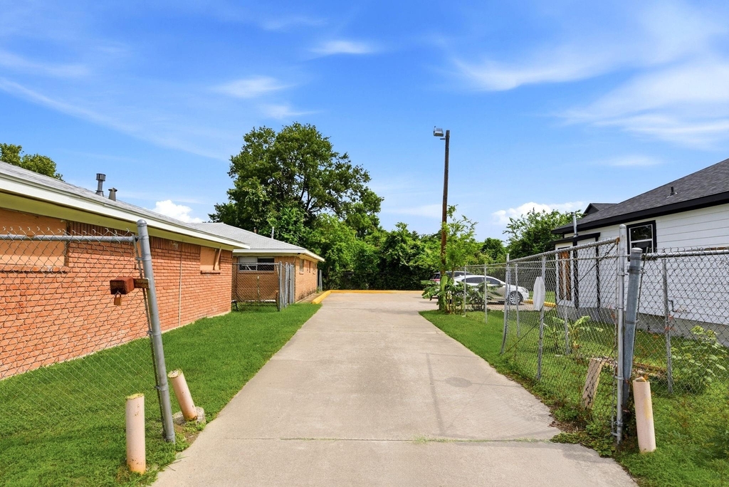 3406 E Lockwood Drive - Photo 6