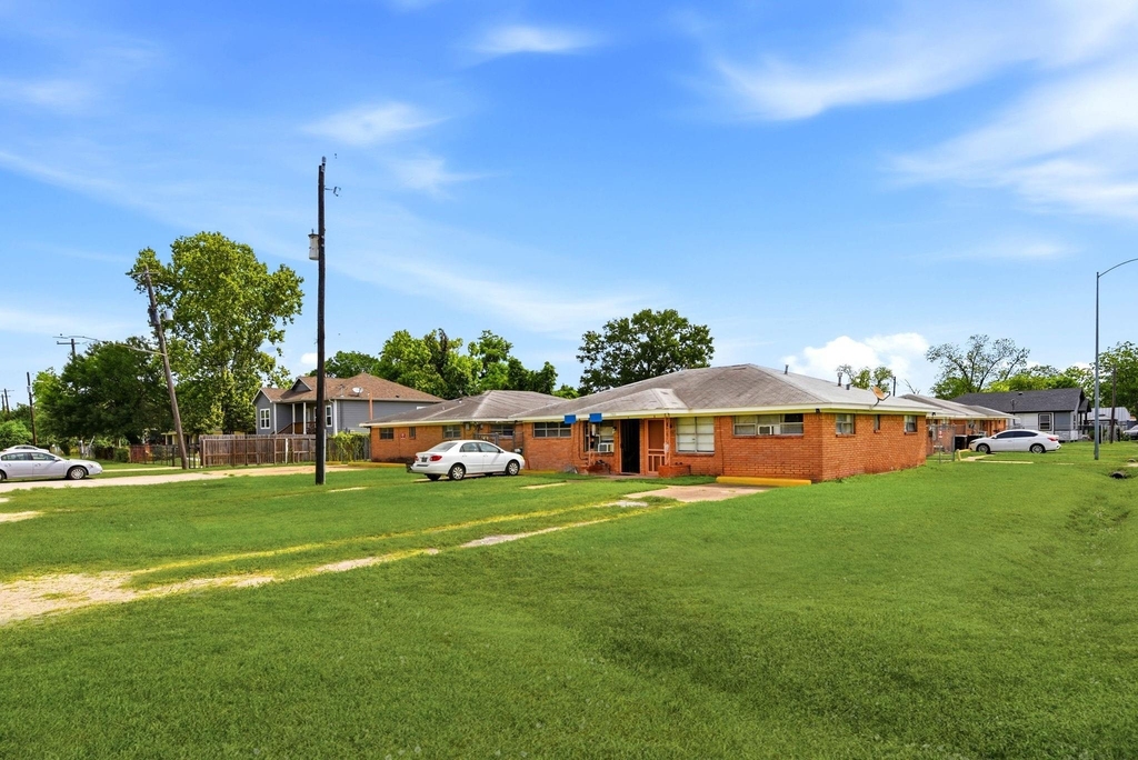 3406 E Lockwood Drive - Photo 1