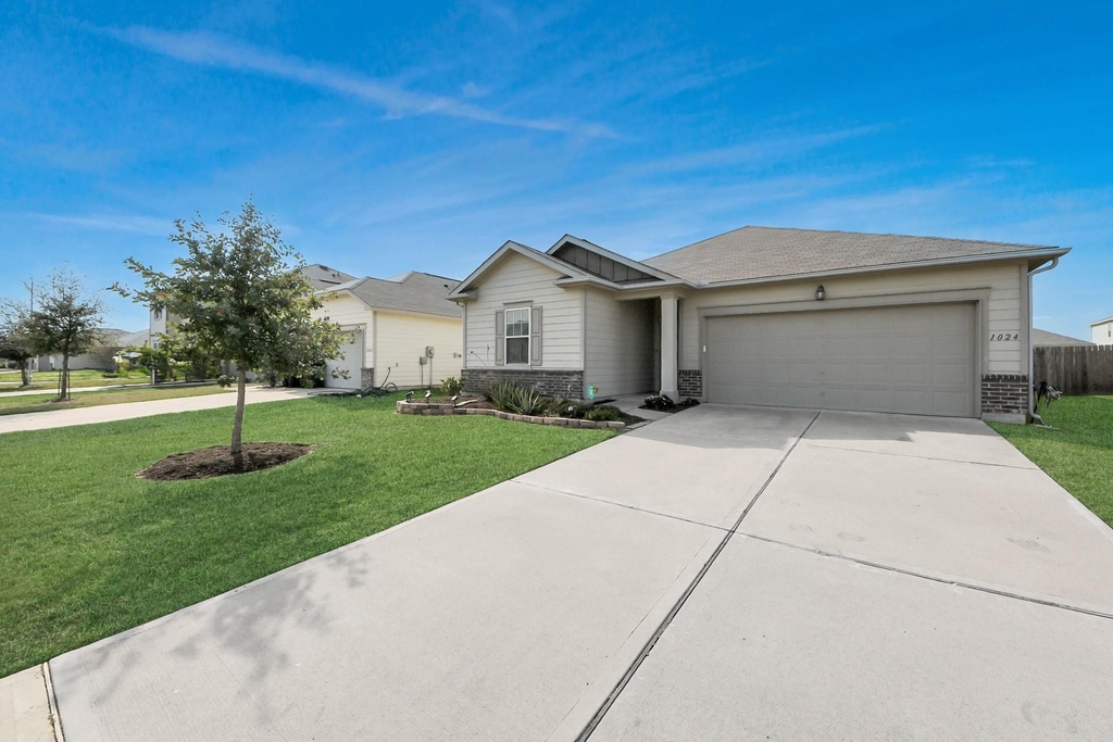 1024 Banyon Tree Lane - Photo 0