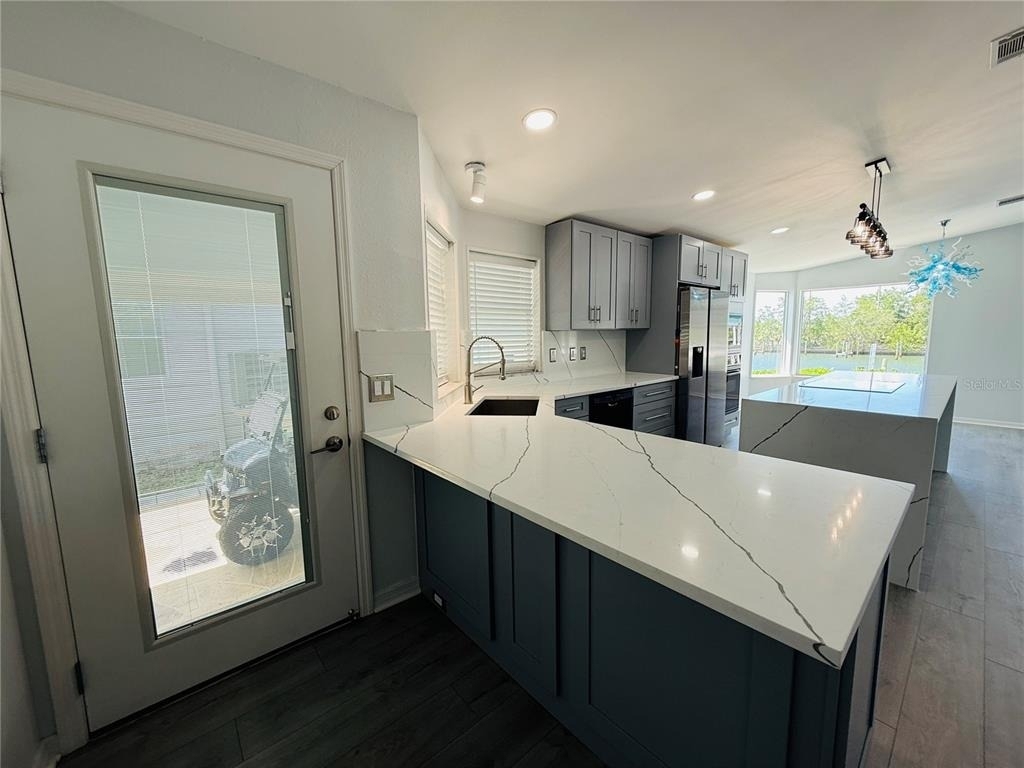 4851 W Gandy Boulevard - Photo 2