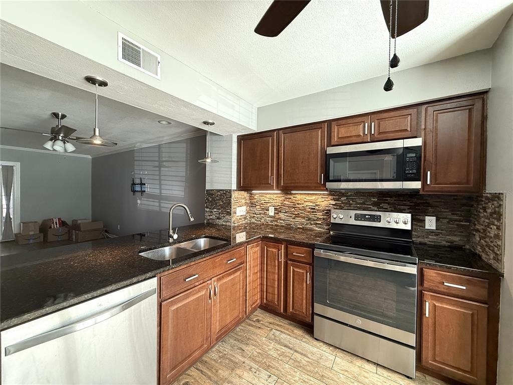 16335 Rambling Vine Drive W - Photo 8