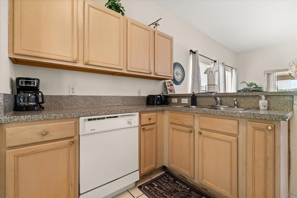 526 Windsor Place - Photo 7