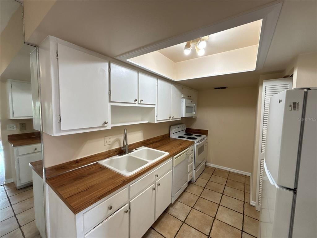 5169 Vineland Road - Photo 3