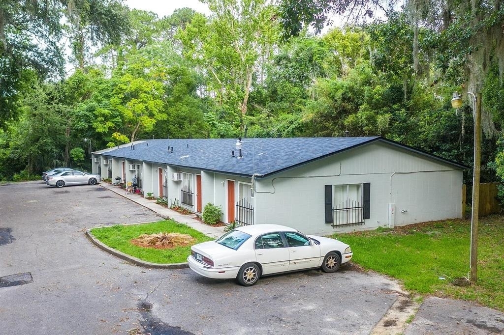 409 Ne 11th Street - Photo 0