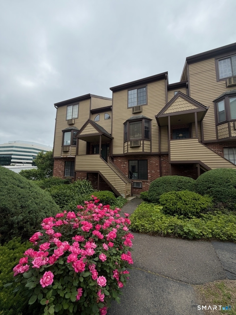 8 Oakwood Avenue - Photo 0