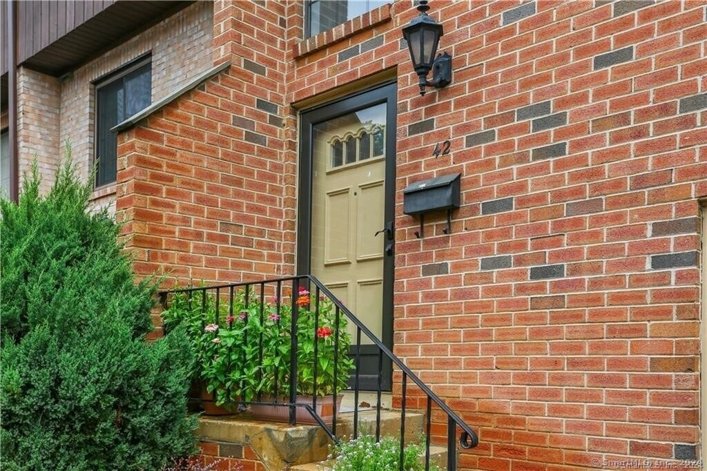 237 Strawberry Hill Avenue - Photo 1