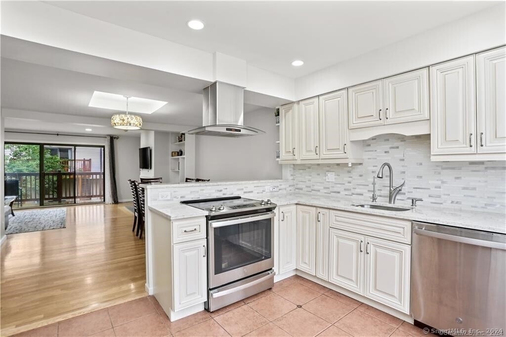 237 Strawberry Hill Avenue - Photo 9