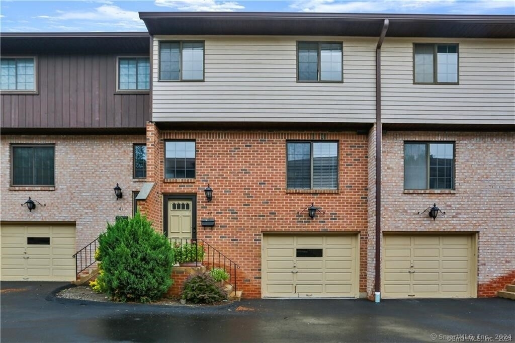 237 Strawberry Hill Avenue - Photo 0
