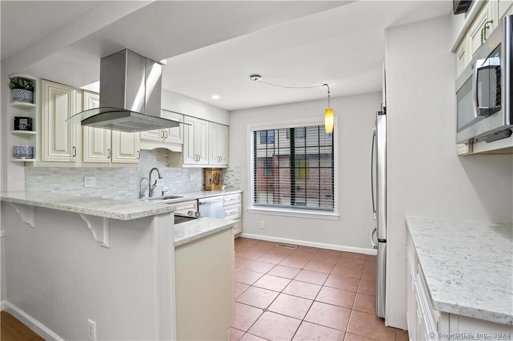 237 Strawberry Hill Avenue - Photo 10