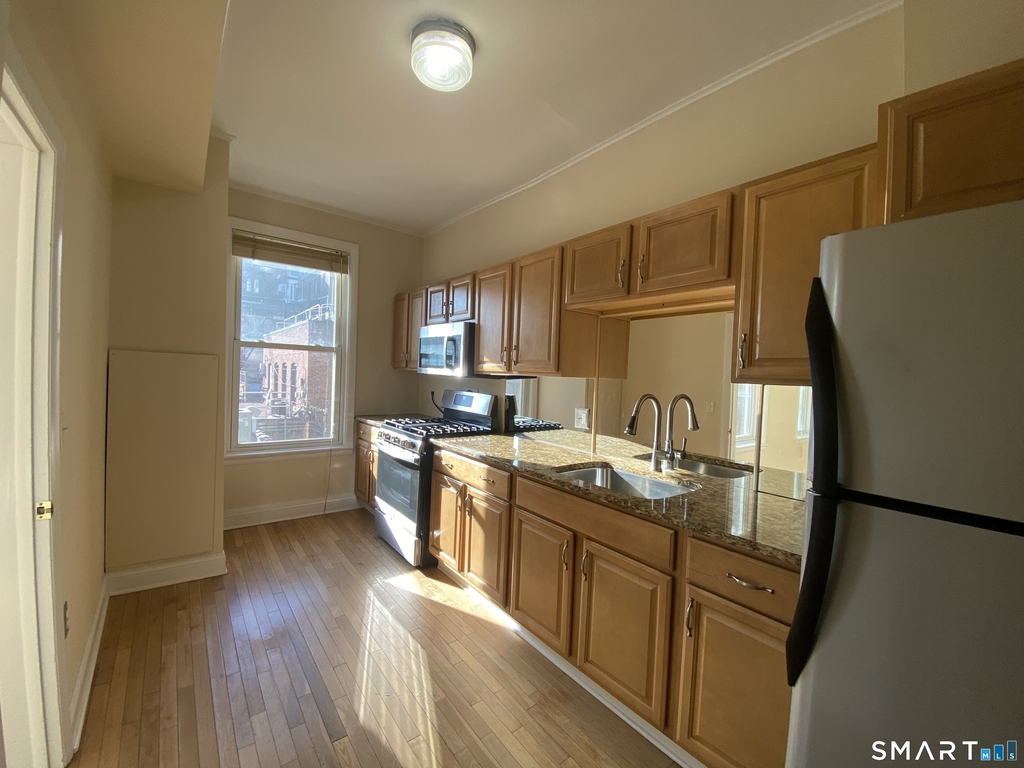 268 College Street - Photo 3
