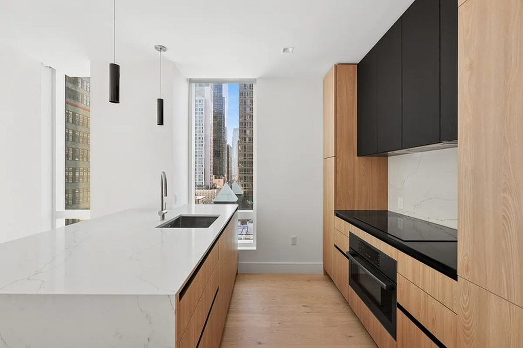 Hell’s Kitchen 43rd Street - Photo 1