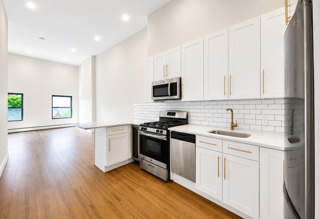 193 Jefferson Ave - Photo 2