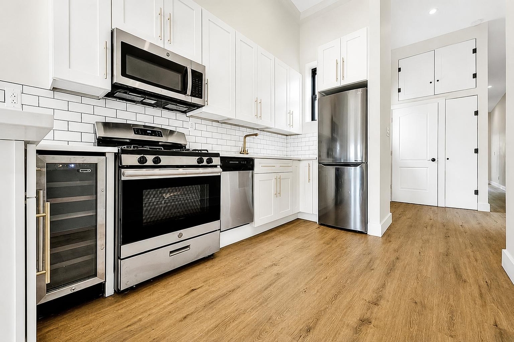 193 Jefferson Ave - Photo 1