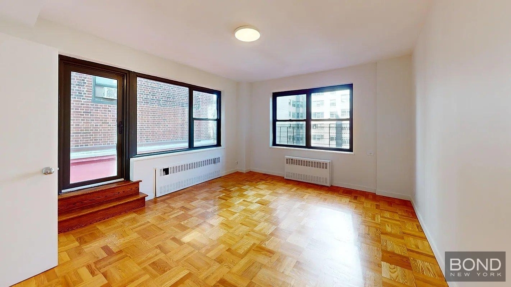 East 55th Street - Photo 7