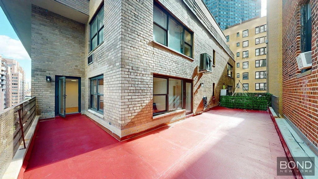 East 55th Street - Photo 1