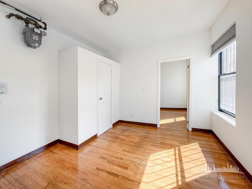 E 14th St - Photo 2