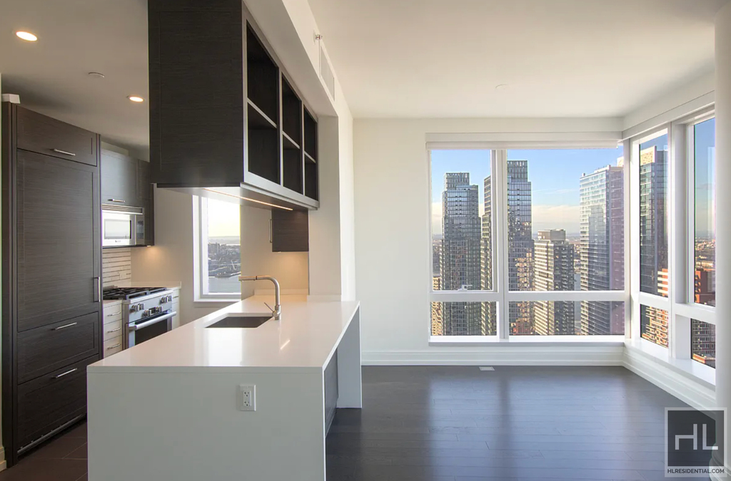 10th Avenue - Photo 2