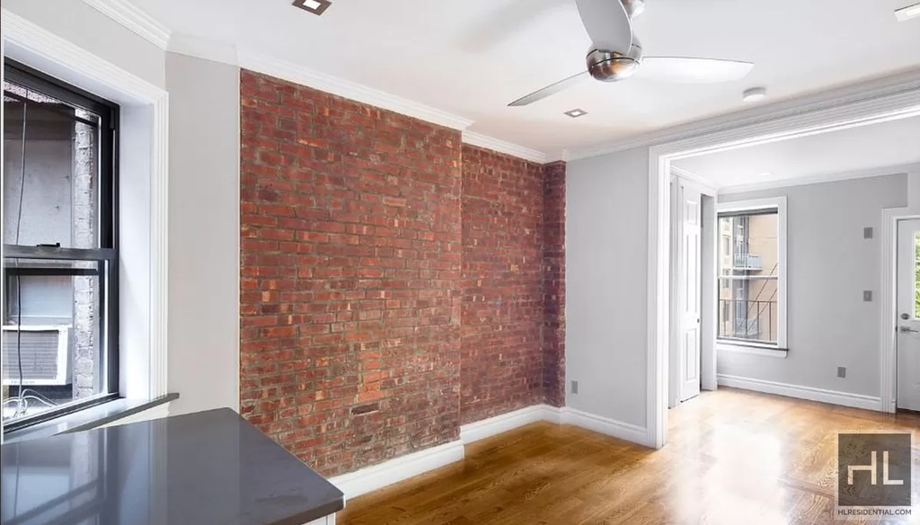 Tenth Avenue - Photo 2
