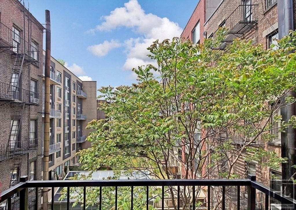 Tenth Avenue - Photo 5