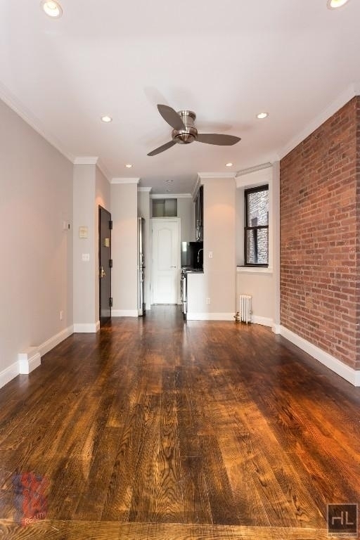 Tenth Avenue - Photo 4