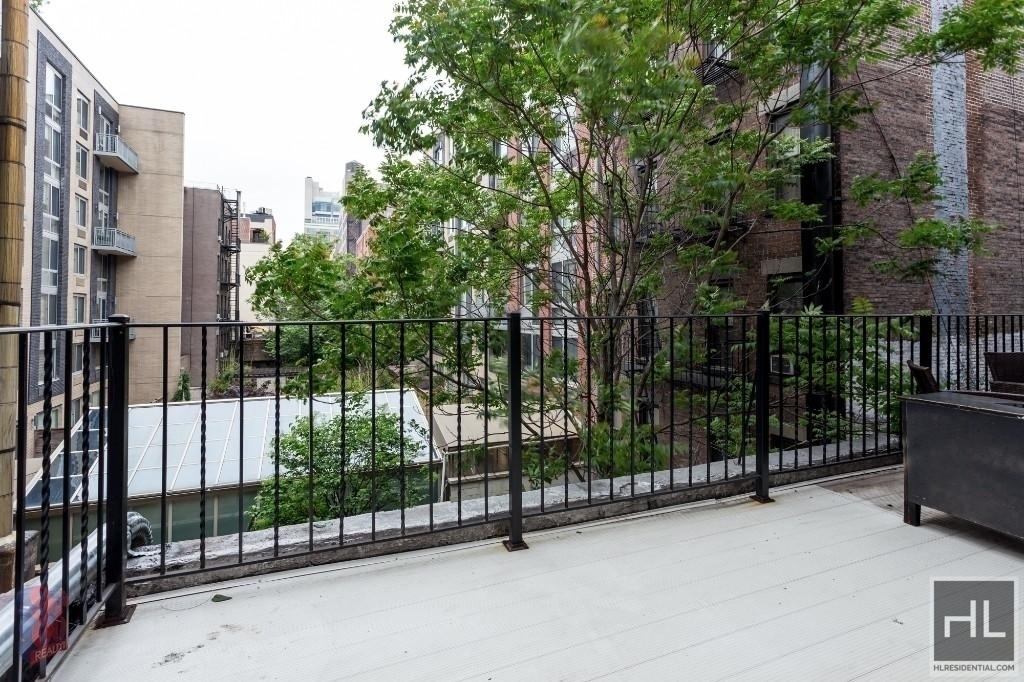 Tenth Avenue - Photo 6