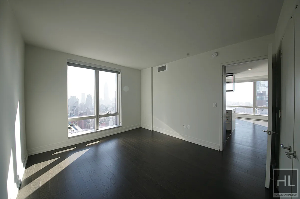 10th Avenue - Photo 1