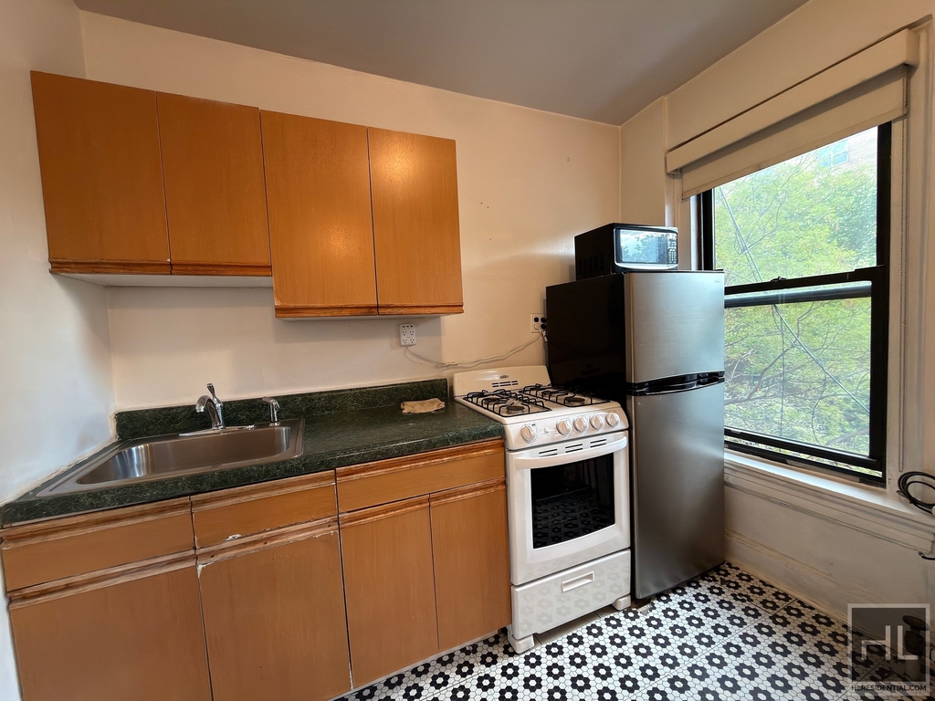 East 6th Street - Photo 0