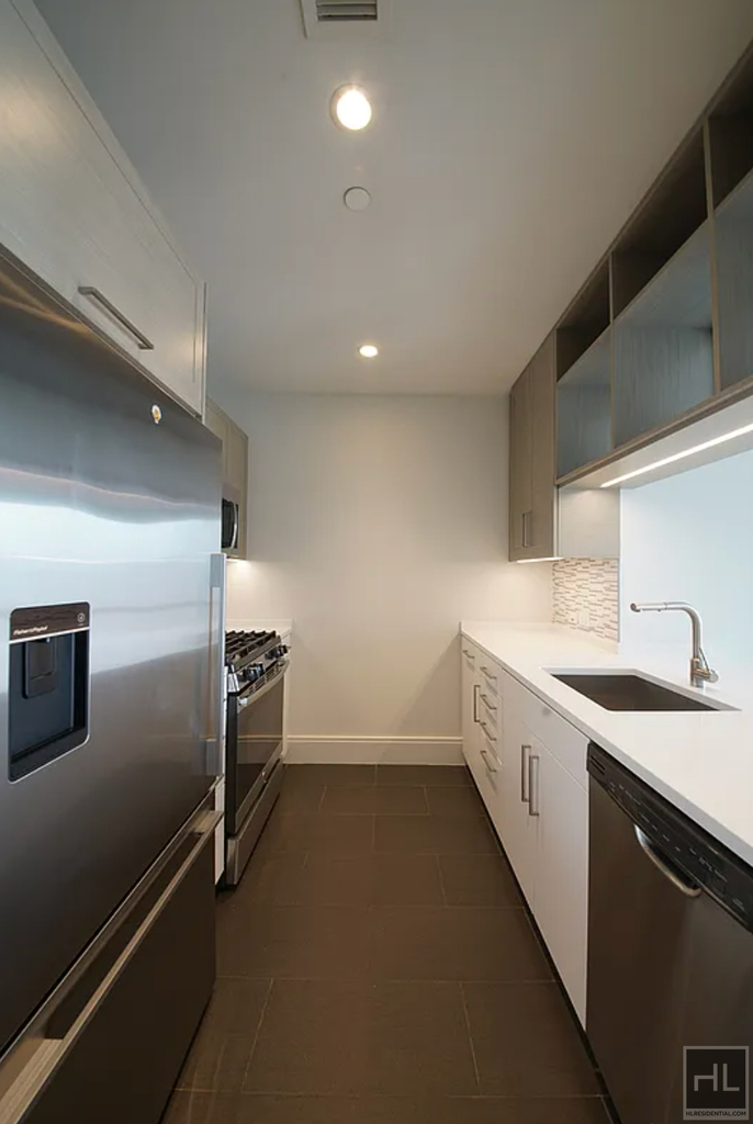 10th Avenue - Photo 5