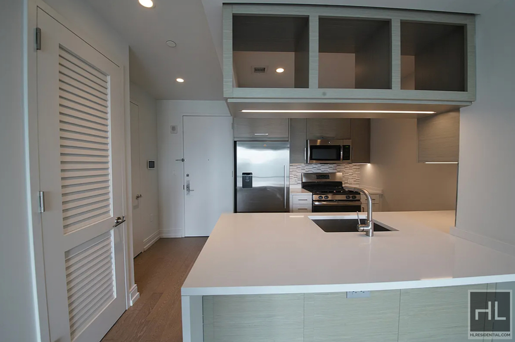10th Avenue - Photo 4