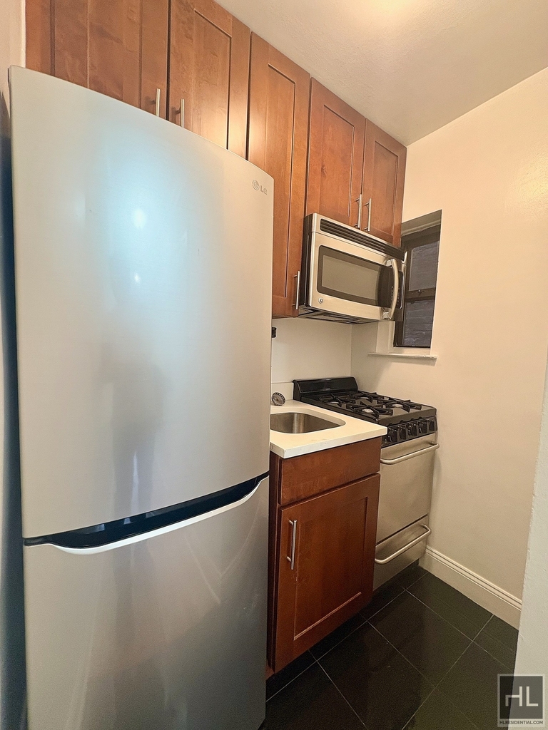 East 85 Street - Photo 0