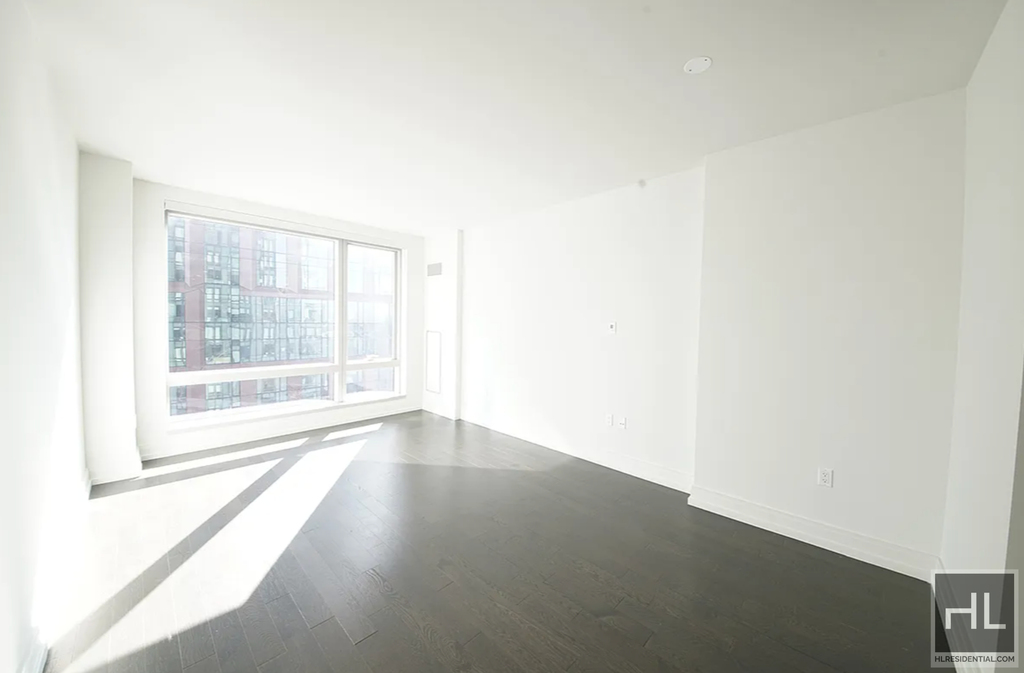 10th Avenue - Photo 0