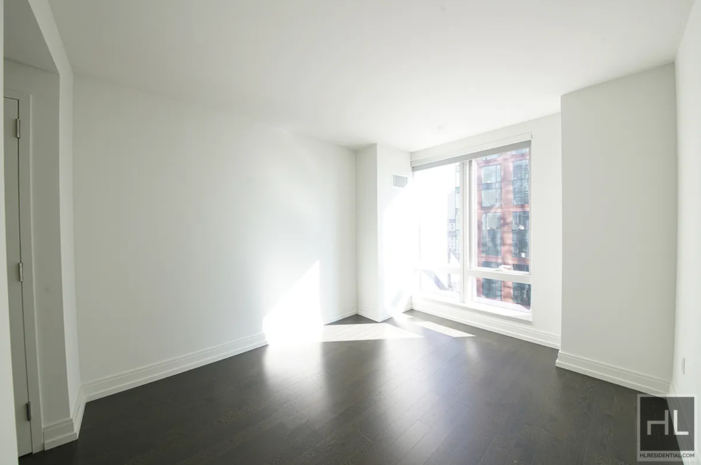 10th Avenue - Photo 1