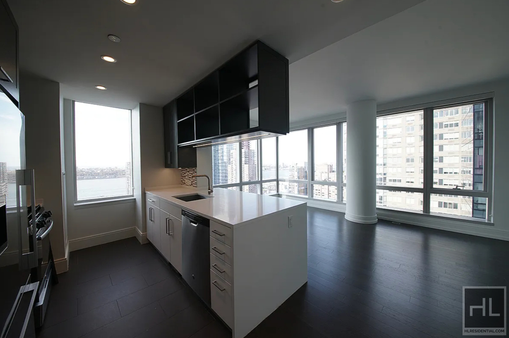 10th Avenue - Photo 0