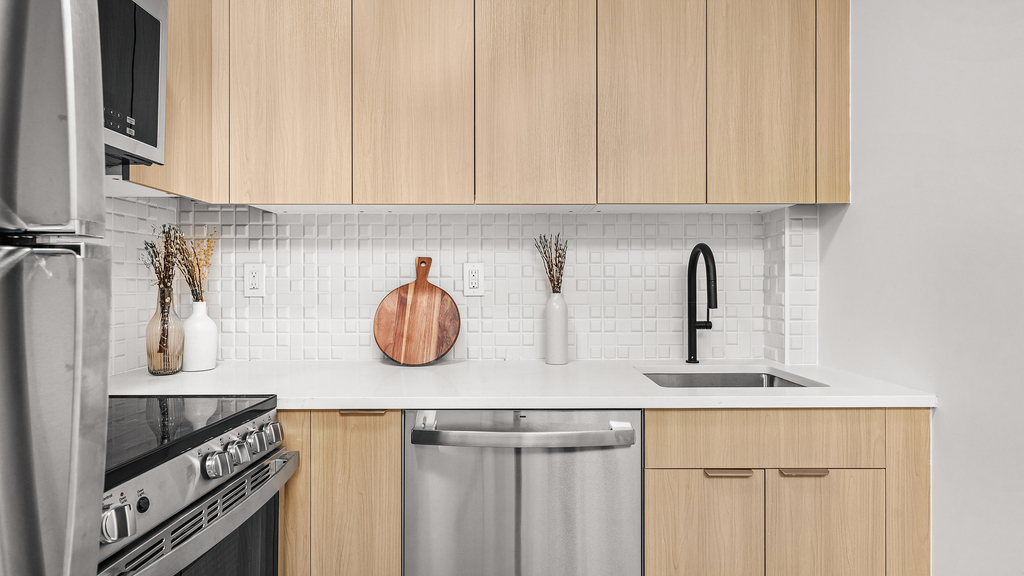 102 E 53rd St - Photo 2