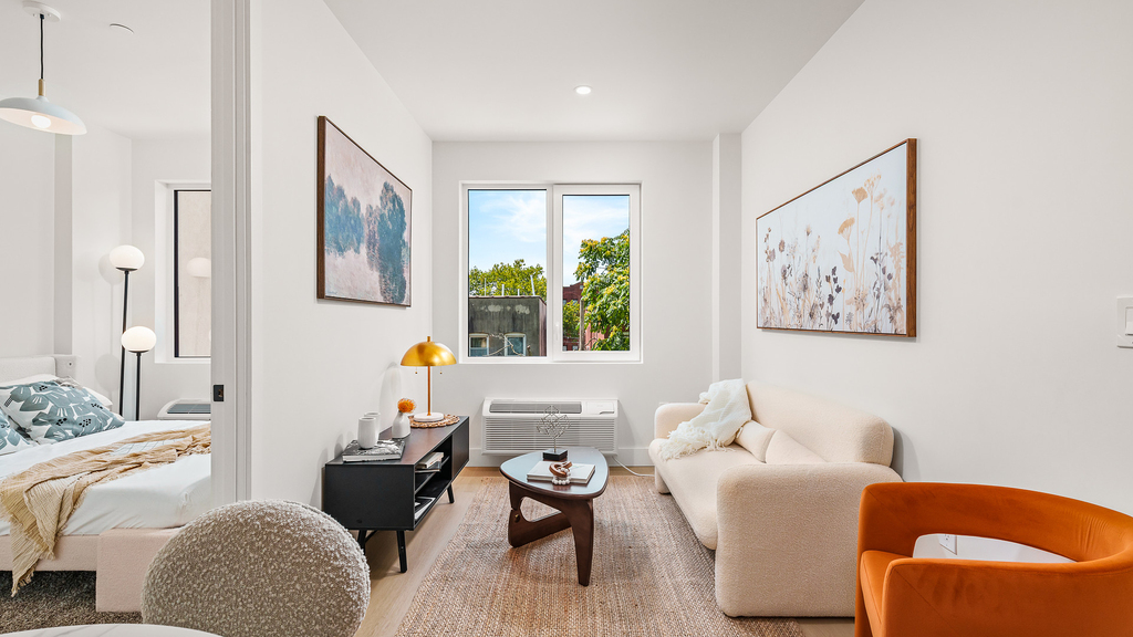 102 E 53rd St - Photo 3