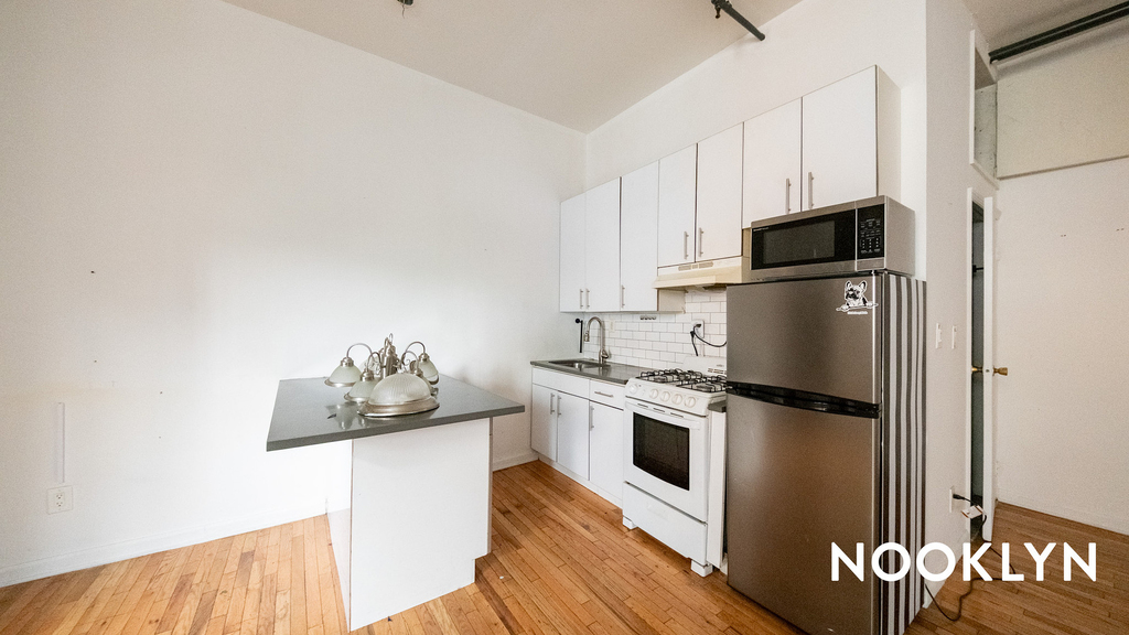 1670 Gates Avenue - Photo 16