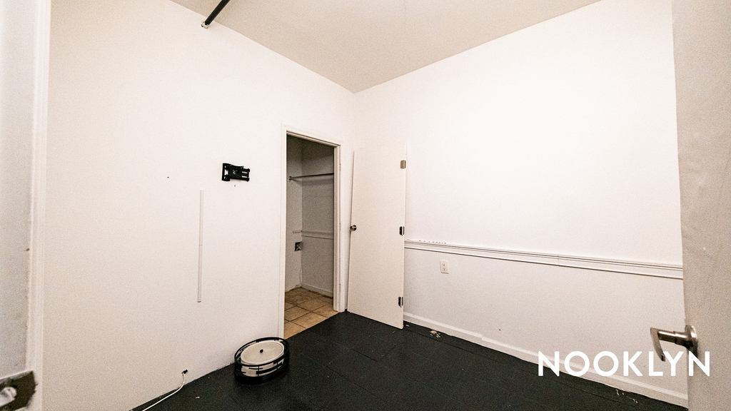 1670 Gates Avenue - Photo 2