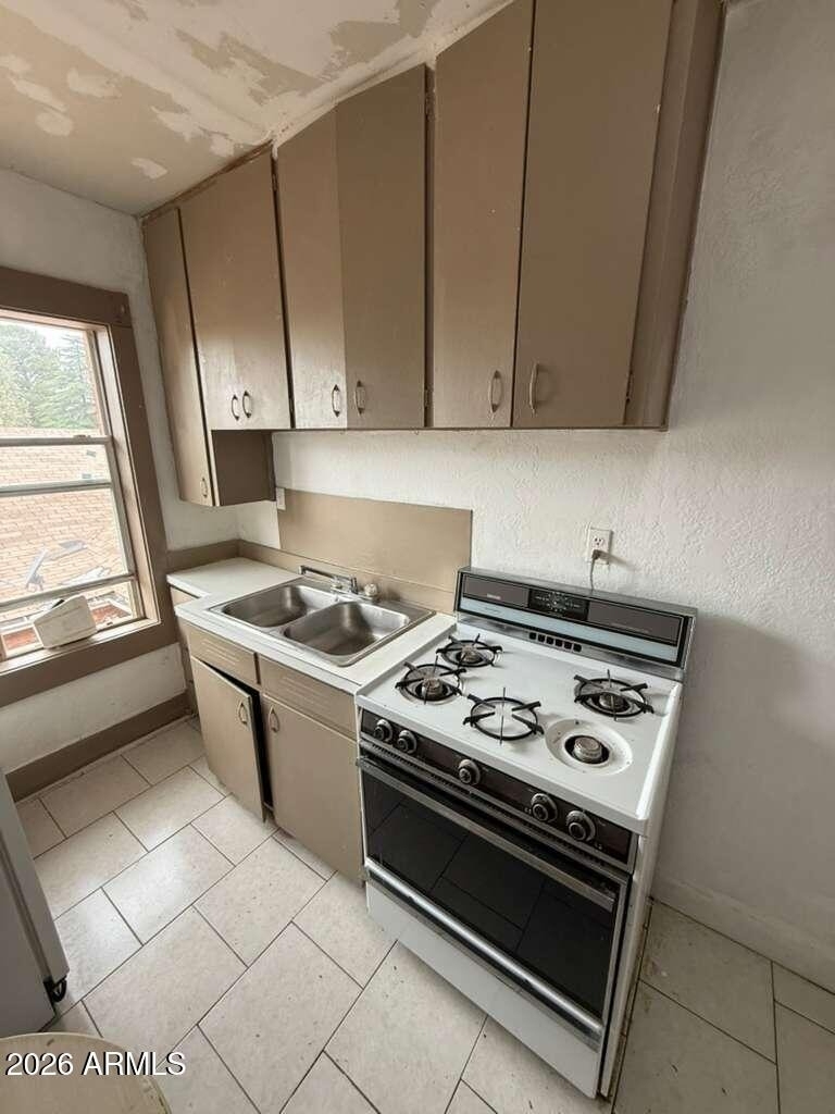 1165 E 10th Street - Photo 3