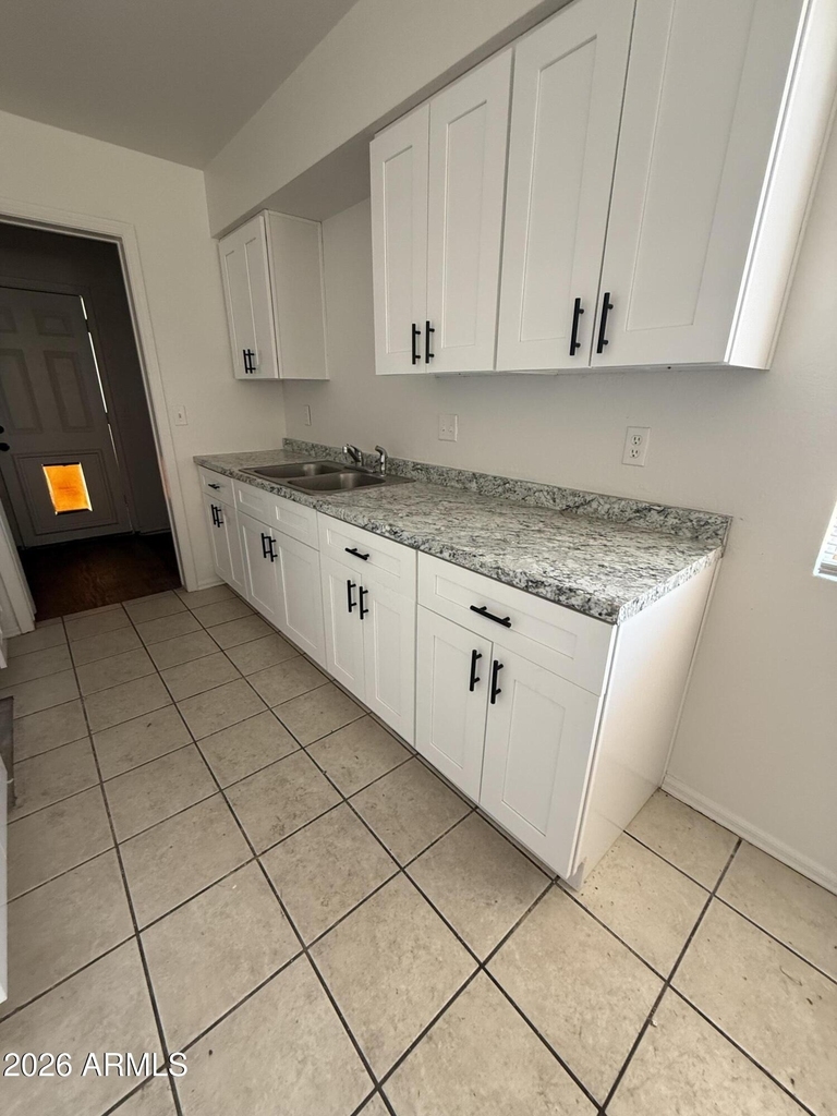 2819 E Capri Circle - Photo 3
