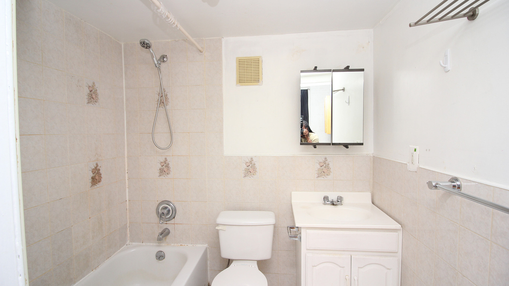 1670 Gates Ave - Photo 3