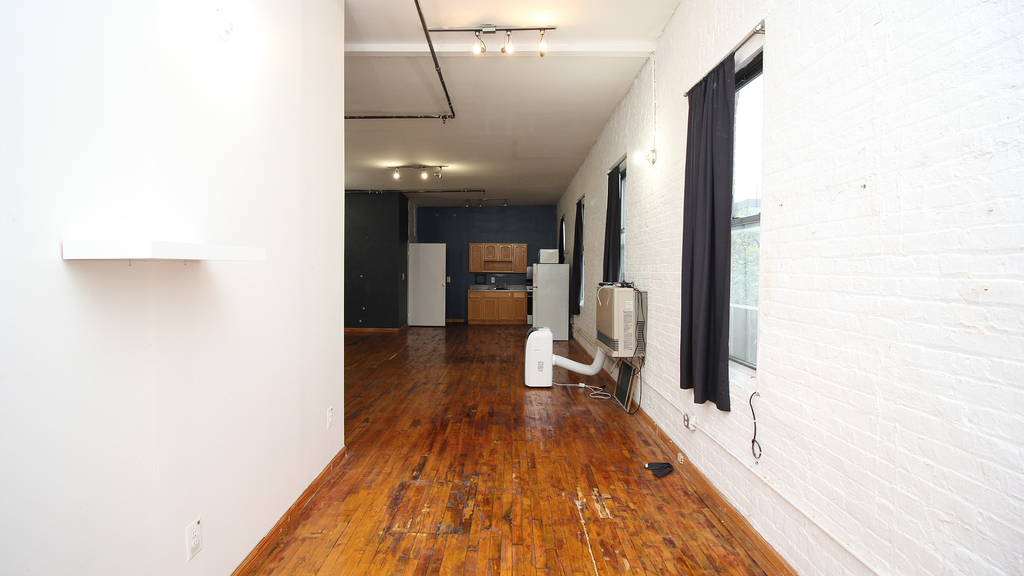 1670 Gates Ave - Photo 2