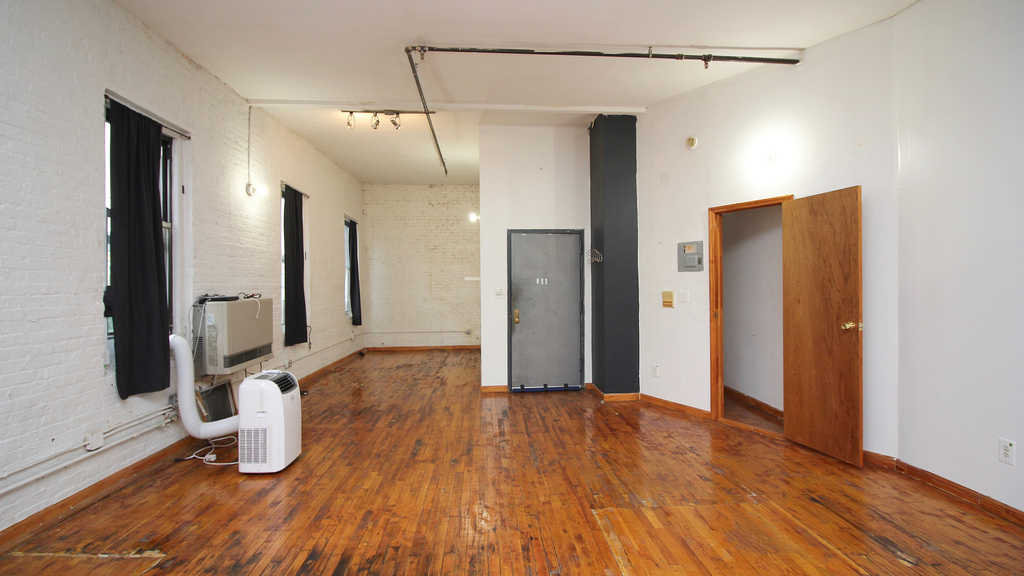 1670 Gates Ave - Photo 4