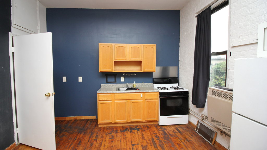 1670 Gates Ave - Photo 7