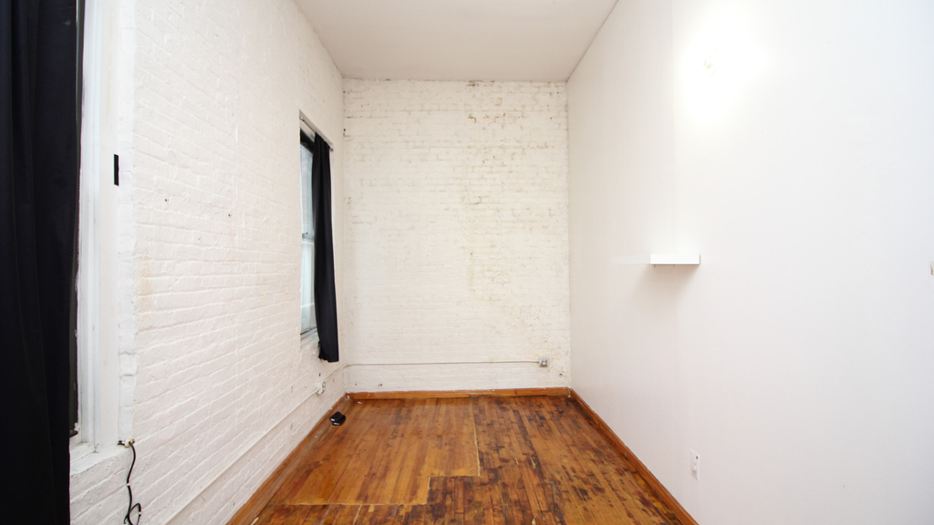 1670 Gates Ave - Photo 1