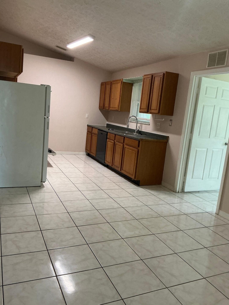 2242 Se Master Avenue - Photo 2